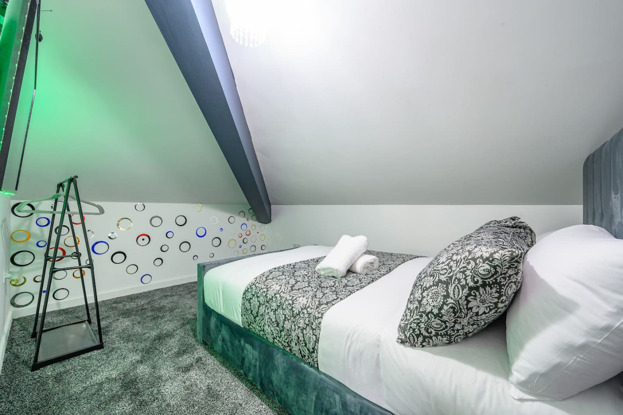 *4F421* For your Relaxed & Cosy stay/Free Parking in The Treehouse, 421 Bradford Road - Property image 17 - VivreStays