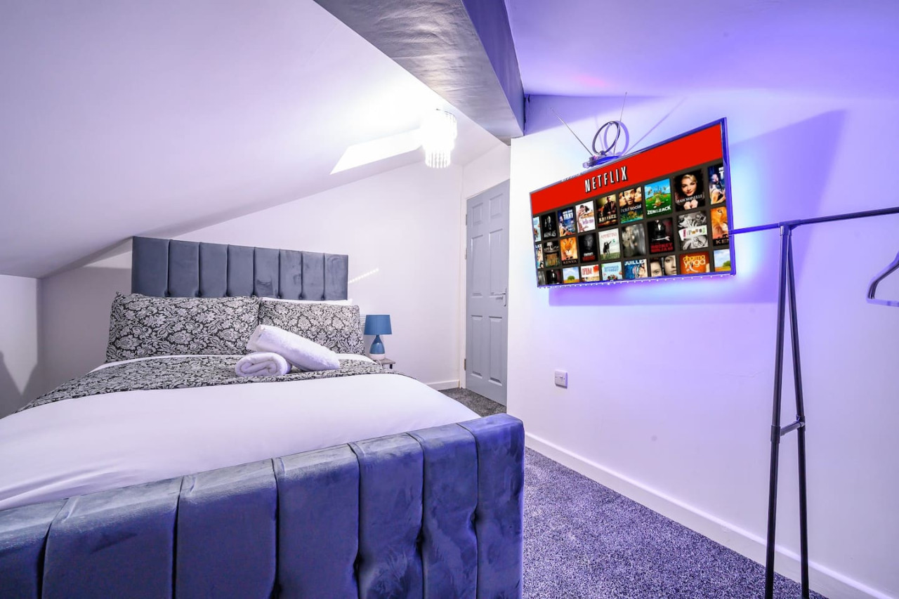 *4F421* For your Relaxed & Cosy stay/Free Parking in The Treehouse, 421 Bradford Road - Property image 11 - VivreStays