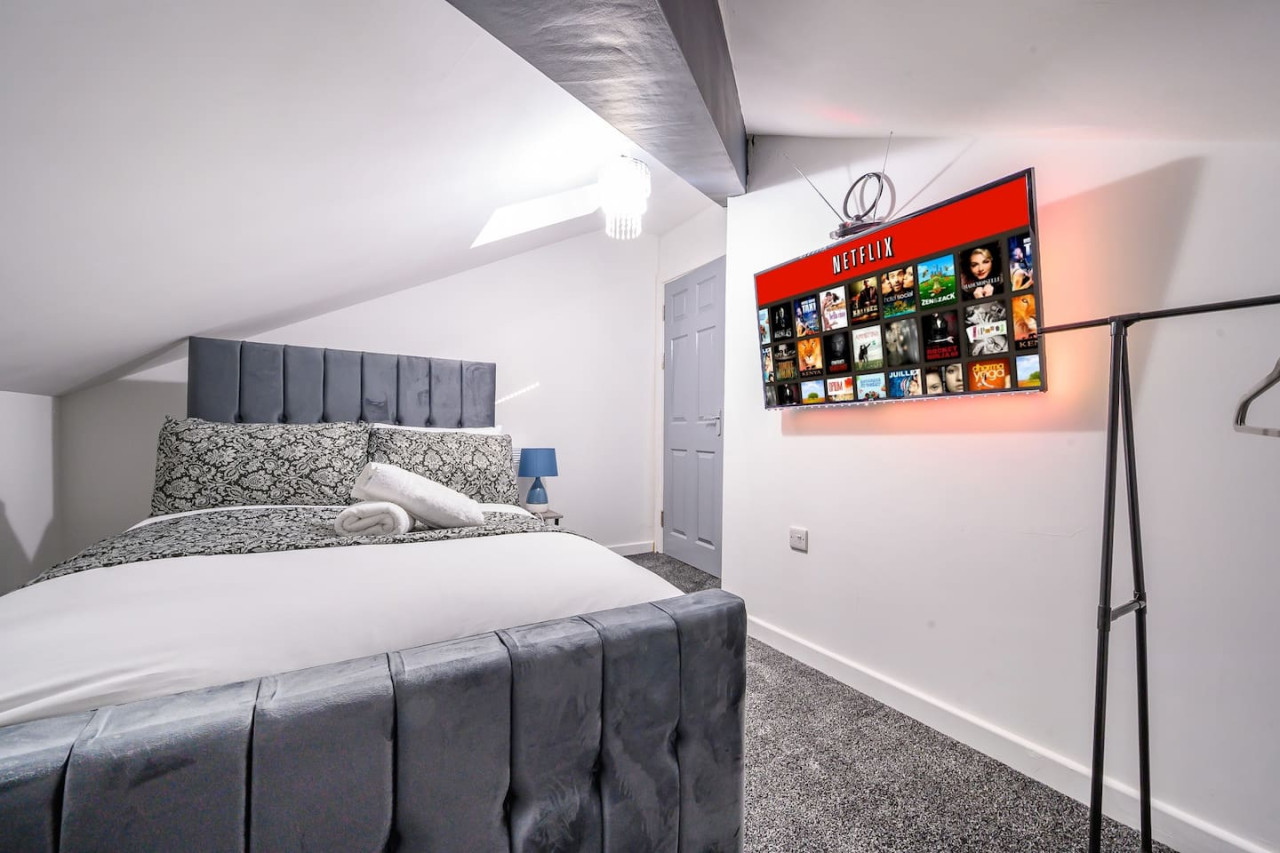 *4F421* For your Relaxed & Cosy stay/Free Parking in The Treehouse, 421 Bradford Road - Property image 9 - VivreStays