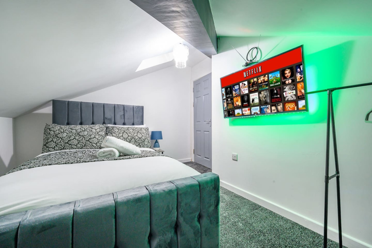 *4F421* For your Relaxed & Cosy stay/Free Parking in The Treehouse, 421 Bradford Road - Property image 8 - VivreStays