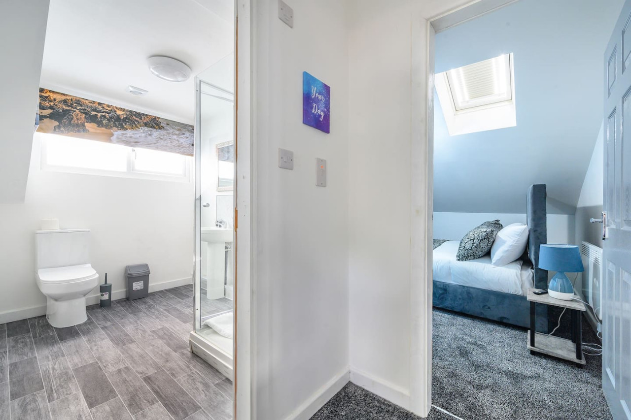 *4F421* For your Relaxed & Cosy stay/Free Parking in The Treehouse, 421 Bradford Road - Property image 35 - VivreStays