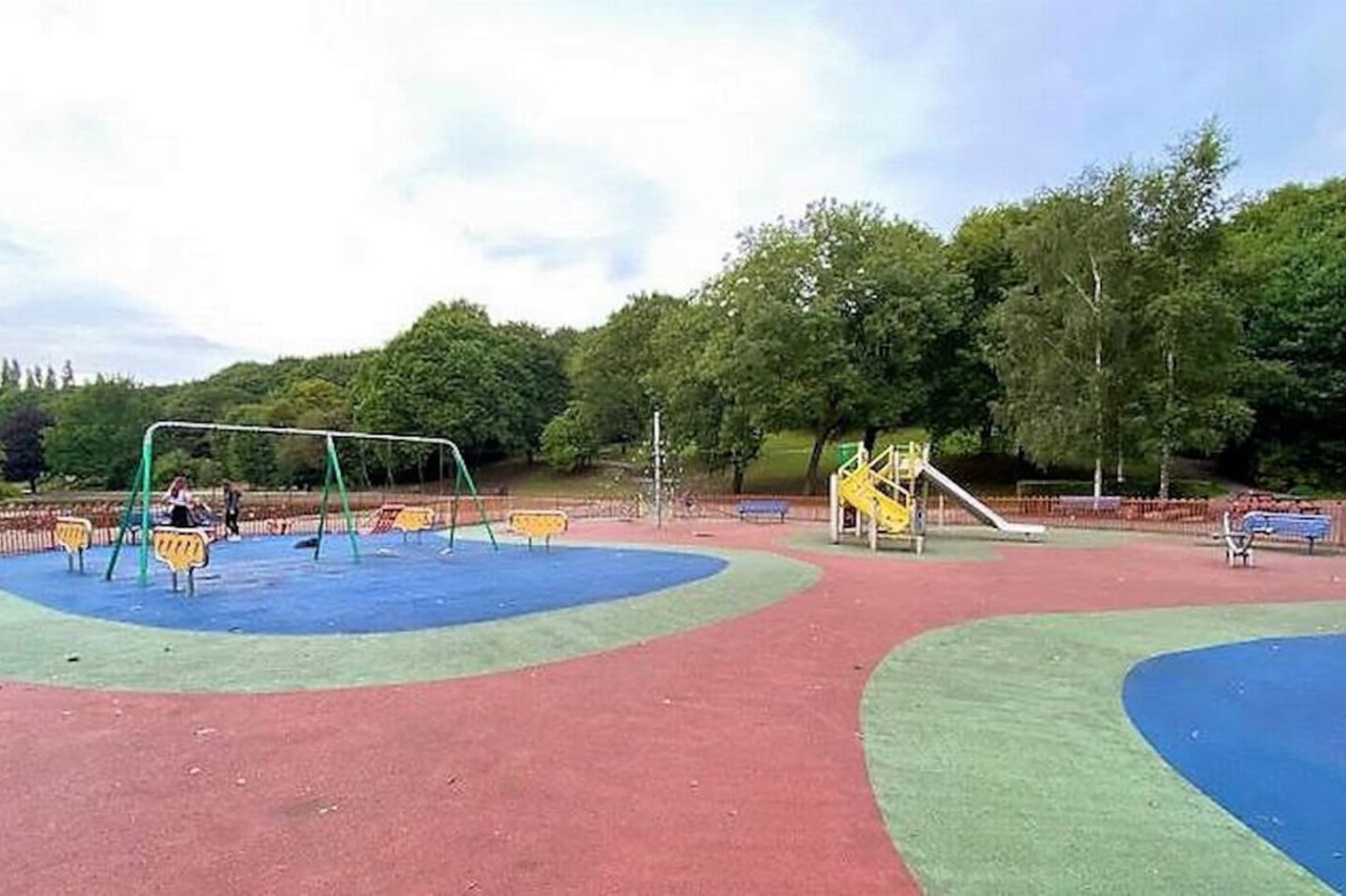 *4F421* For your Relaxed & Cosy stay/Free Parking in The Treehouse, 421 Bradford Road - Property image 55 - VivreStays