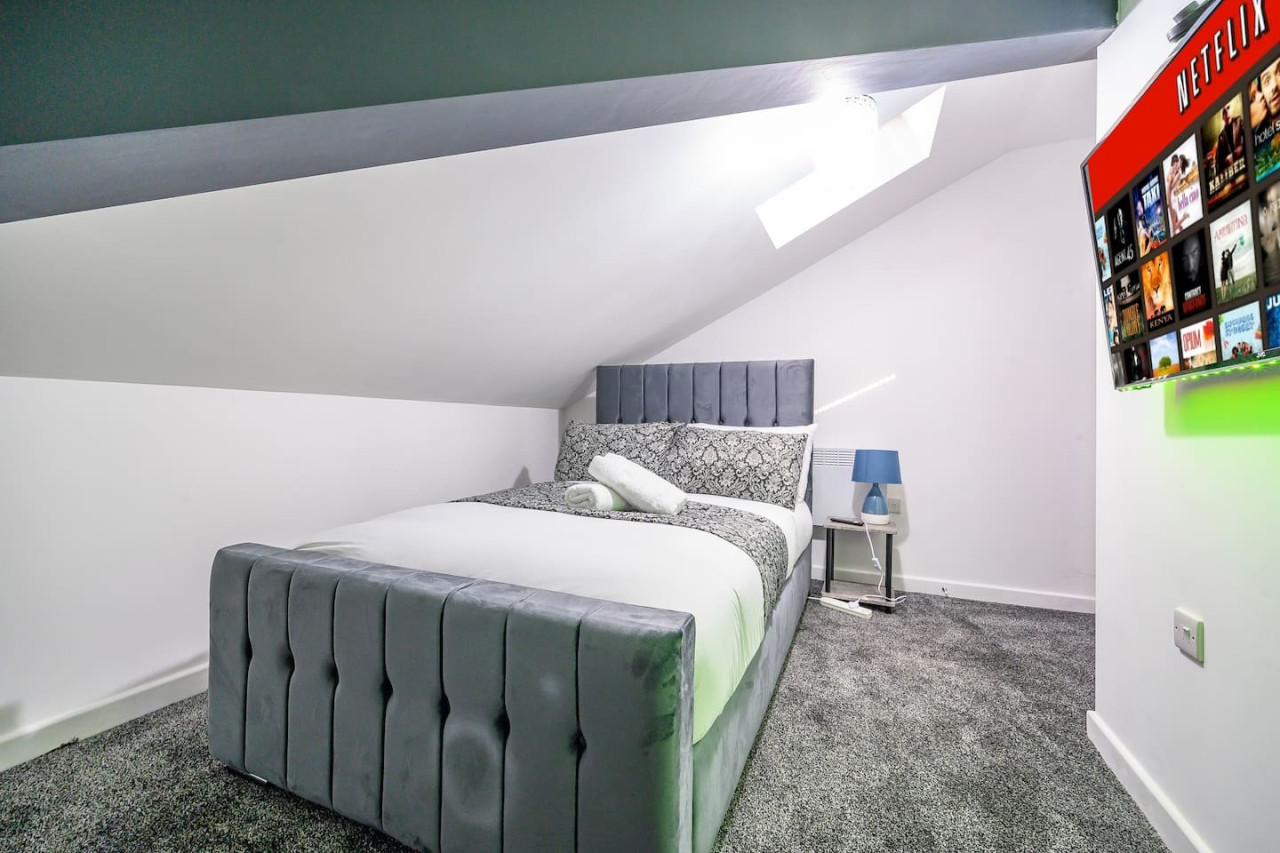 *4F421* For your Relaxed & Cosy stay/Free Parking in The Treehouse, 421 Bradford Road - Property image 16 - VivreStays