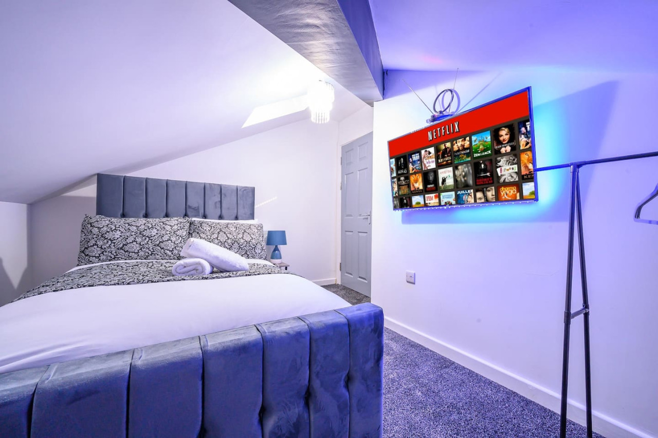 *4F421* For your Relaxed & Cosy stay/Free Parking in The Treehouse, 421 Bradford Road - Property image 5 - VivreStays