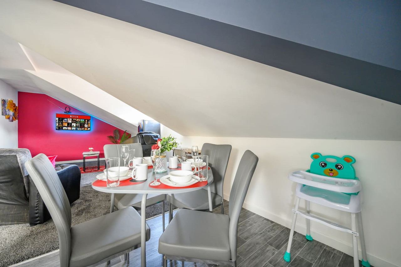 *4F421* For your Relaxed & Cosy stay/Free Parking in The Treehouse, 421 Bradford Road - Property image 29 - VivreStays