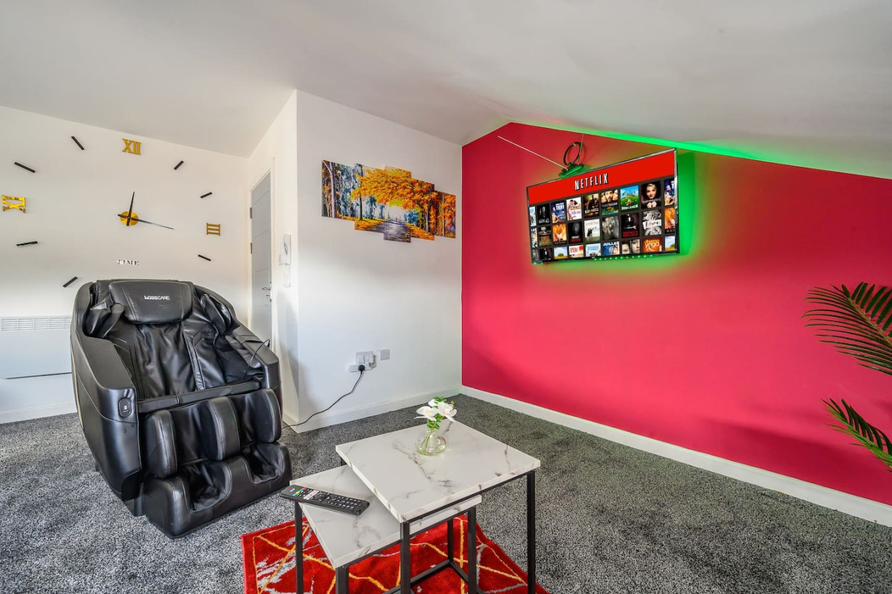 *4F421* For your Relaxed & Cosy stay/Free Parking in The Treehouse, 421 Bradford Road - Property image 25 - VivreStays