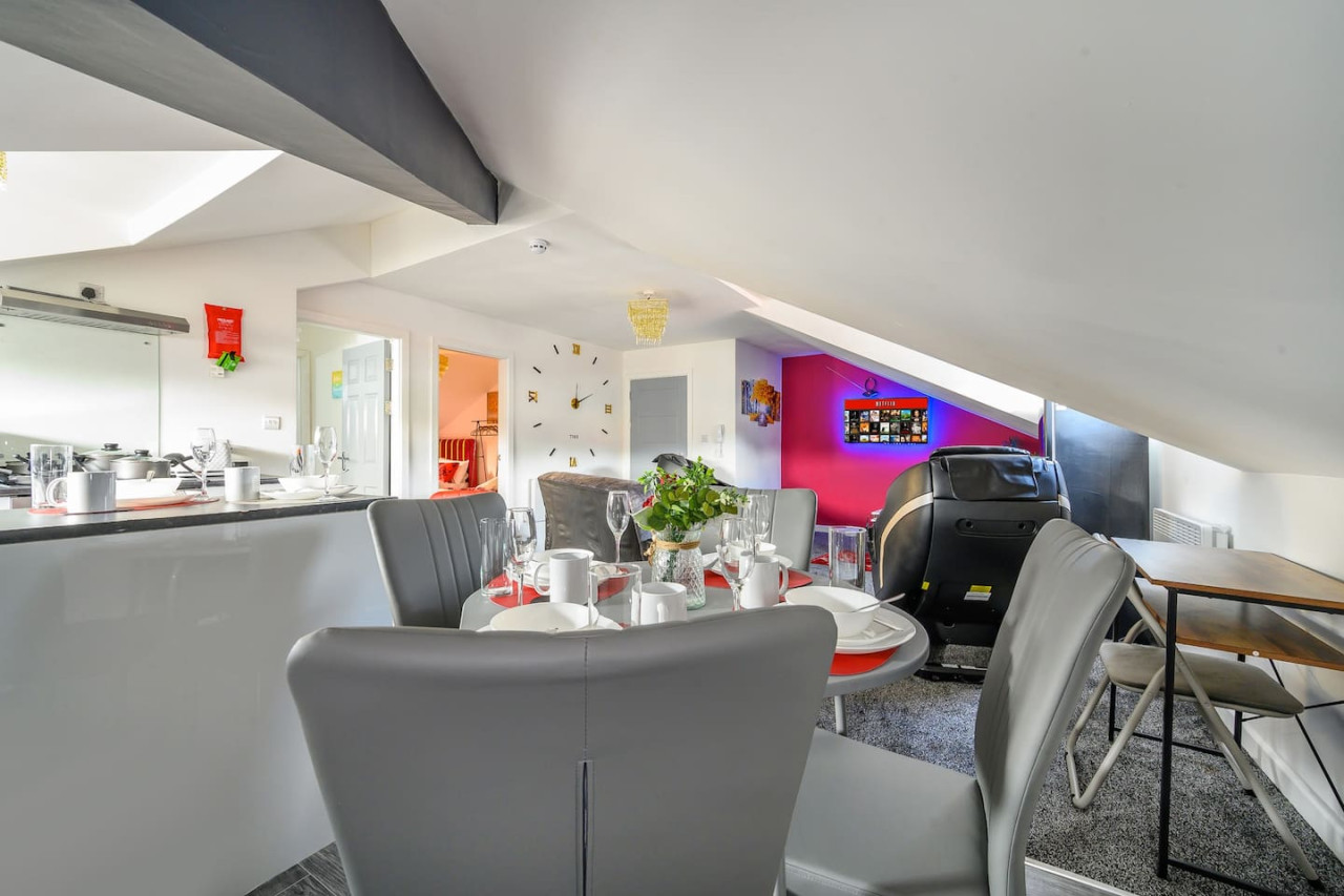 *4F421* For your Relaxed & Cosy stay/Free Parking in The Treehouse, 421 Bradford Road - Property image 27 - VivreStays