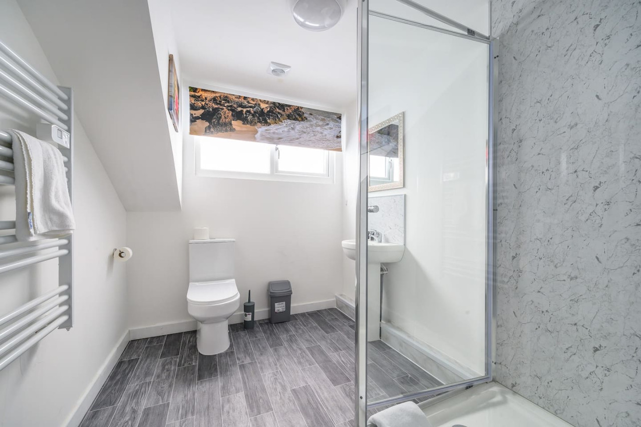 *4F421* For your Relaxed & Cosy stay/Free Parking in The Treehouse, 421 Bradford Road - Property image 4 - VivreStays