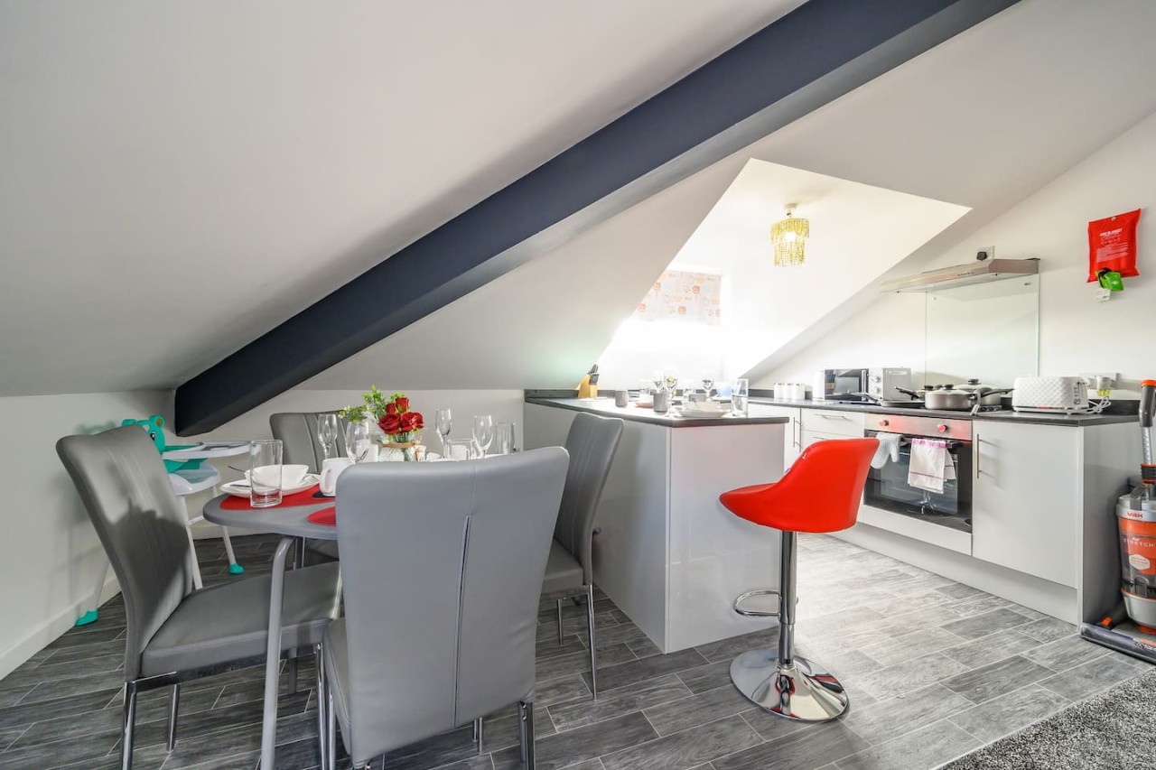 *4F421* For your Relaxed & Cosy stay/Free Parking in The Treehouse, 421 Bradford Road - Property image 30 - VivreStays
