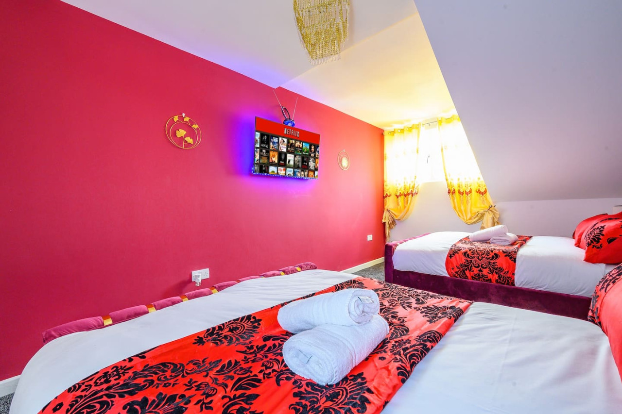 *4F421* For your Relaxed & Cosy stay/Free Parking in The Treehouse, 421 Bradford Road - Property image 7 - VivreStays