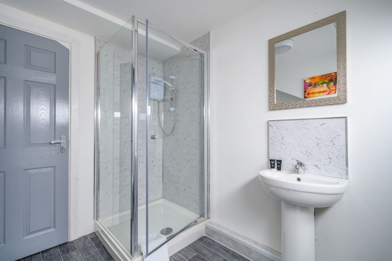 *3F421* For your Relaxed & Cosy stay/Free Parking in The Treehouse, 421 Bradford Road - Property image 4 - VivreStays