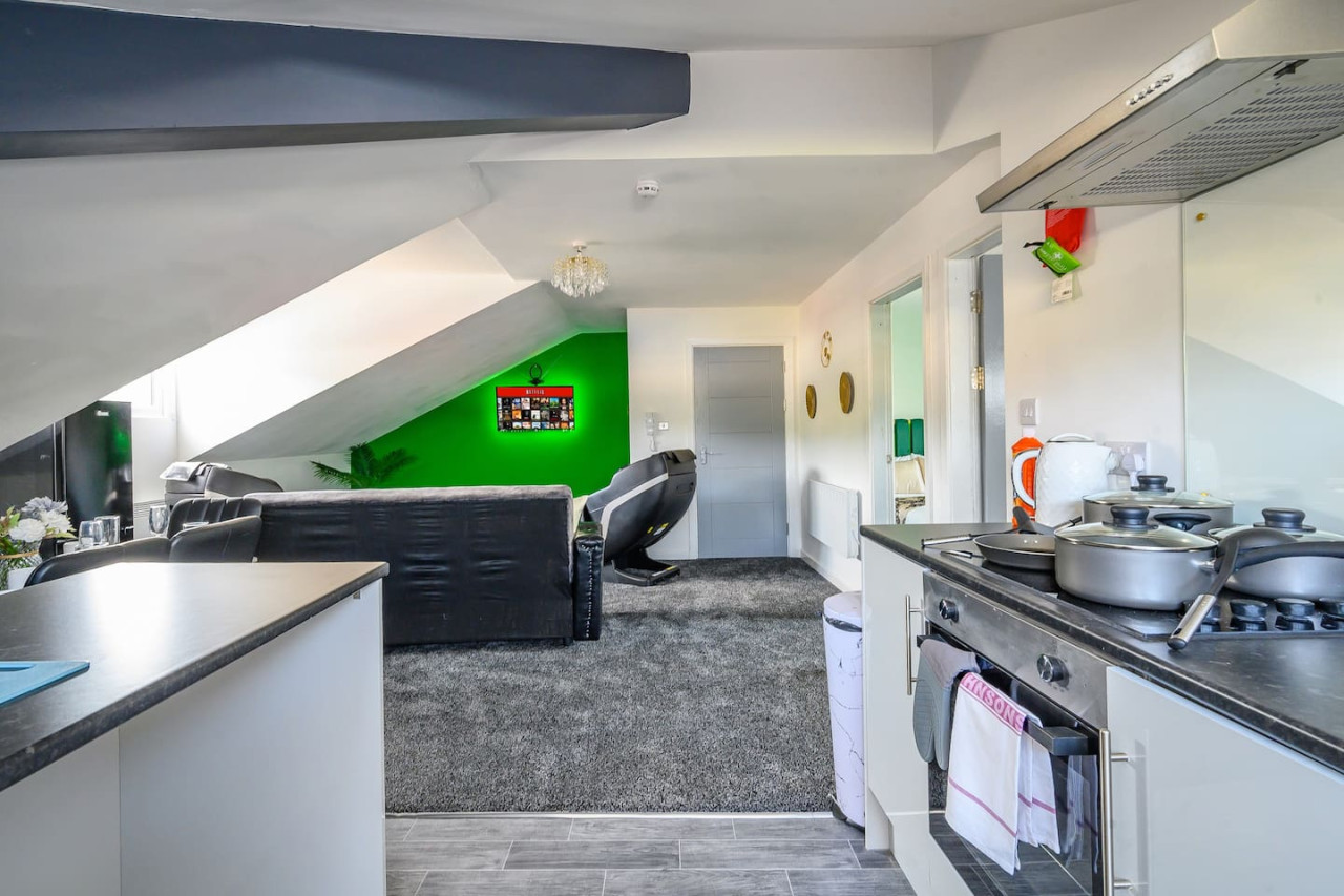 *3F421* For your Relaxed & Cosy stay/Free Parking in The Treehouse, 421 Bradford Road - Property image 28 - VivreStays