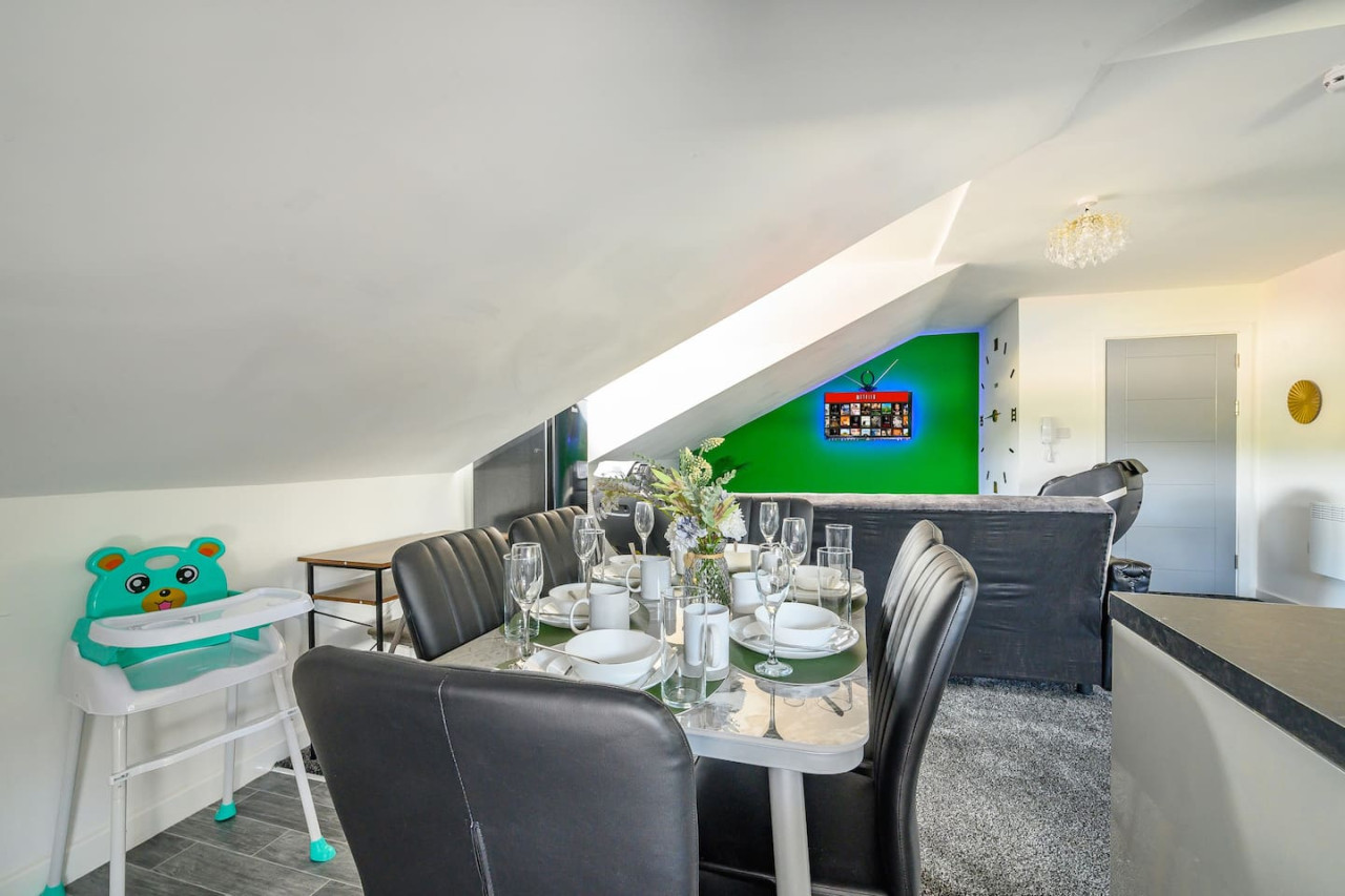 *3F421* For your Relaxed & Cosy stay/Free Parking in The Treehouse, 421 Bradford Road - Property image 20 - VivreStays