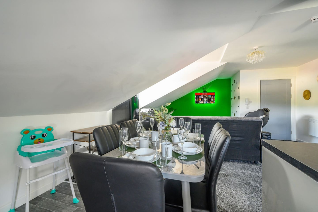 *3F421* For your Relaxed & Cosy stay/Free Parking in The Treehouse, 421 Bradford Road - Property image 17 - VivreStays