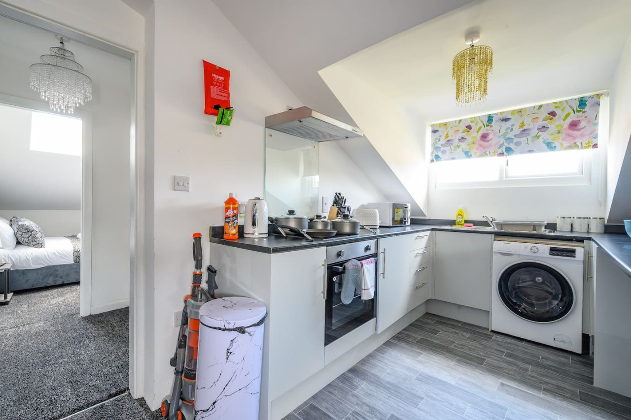 *3F421* For your Relaxed & Cosy stay/Free Parking in The Treehouse, 421 Bradford Road - Property image 24 - VivreStays