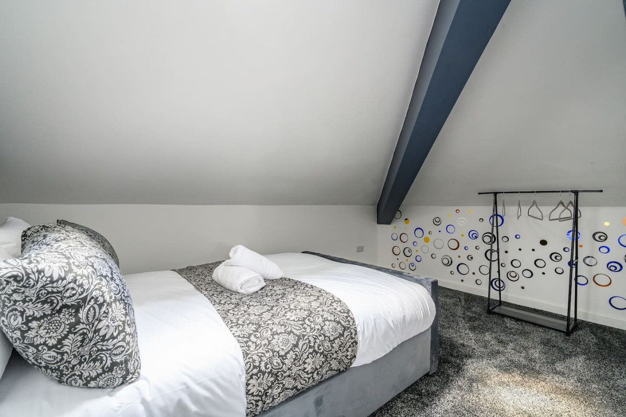 *3F421* For your Relaxed & Cosy stay/Free Parking in The Treehouse, 421 Bradford Road - Property image 11 - VivreStays