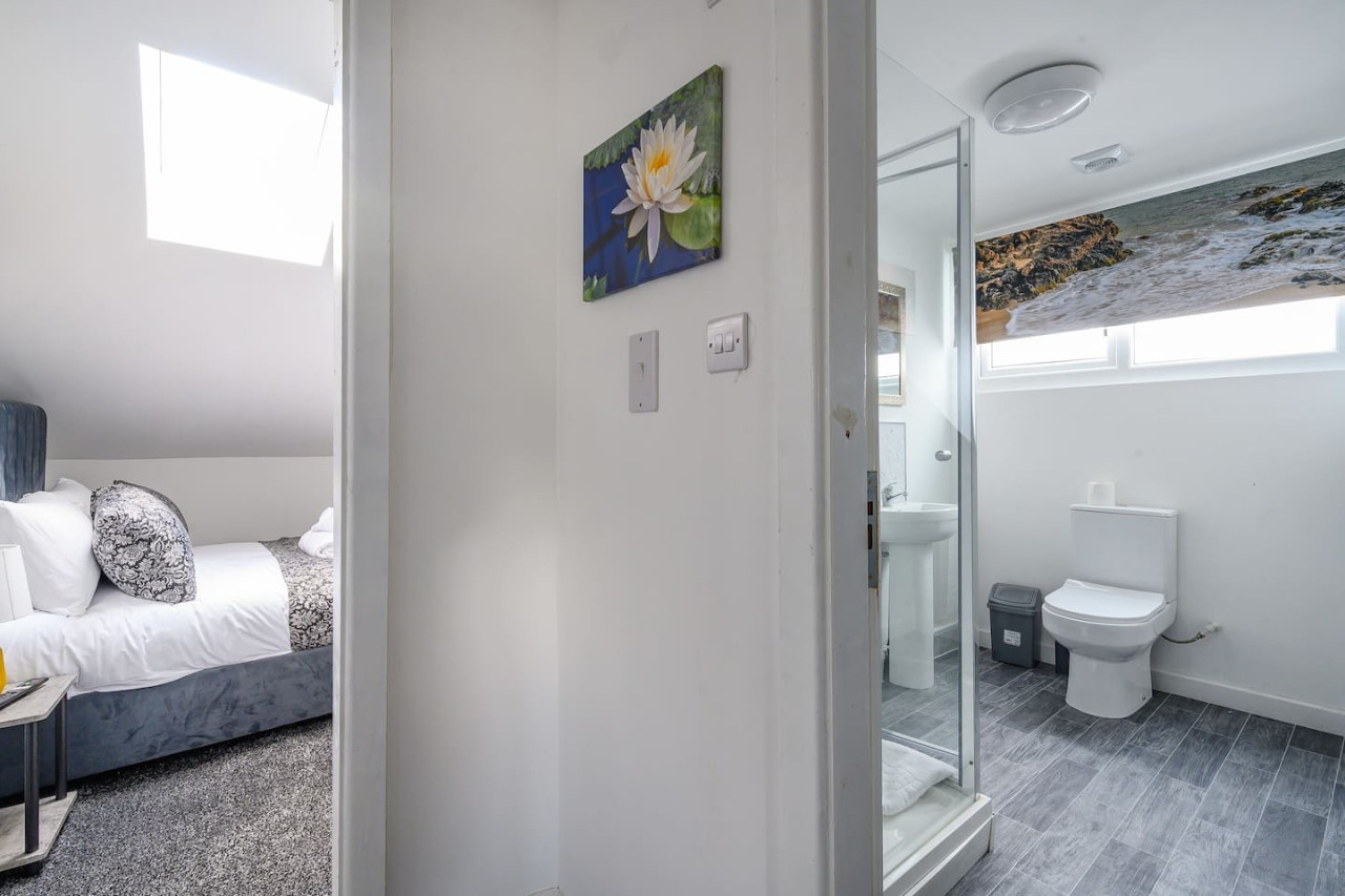 *3F421* For your Relaxed & Cosy stay/Free Parking in The Treehouse, 421 Bradford Road - Property image 29 - VivreStays