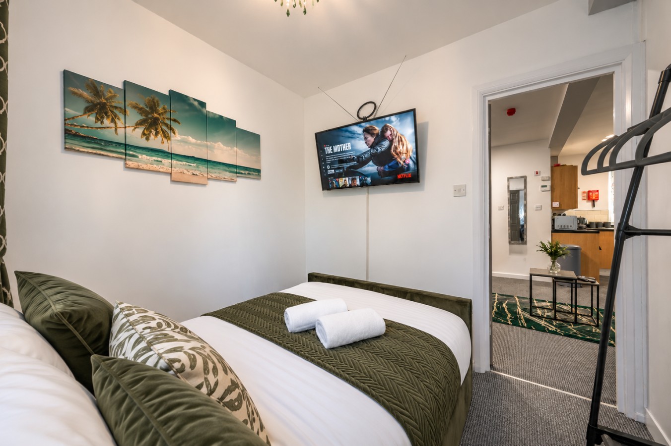 GreenHill Flat 9 Your Cosy stay + Private Parking in 49 Hill Top Rd, Leeds LS12 3PY, UK - Property image 9 - VivreStays