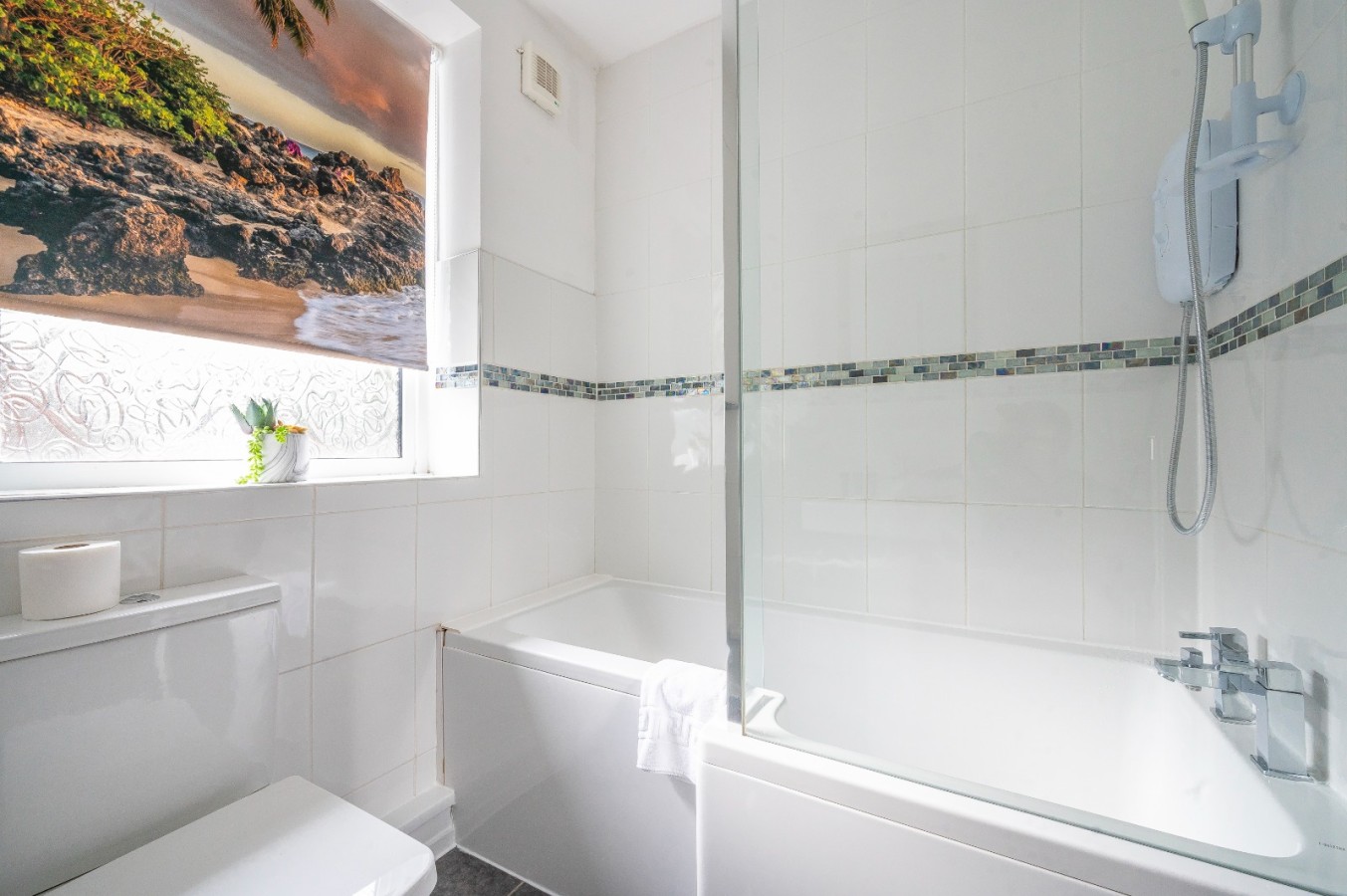 GreenHill Flat 9 Your Cosy stay + Private Parking in 49 Hill Top Rd, Leeds LS12 3PY, UK - Property image 5 - VivreStays