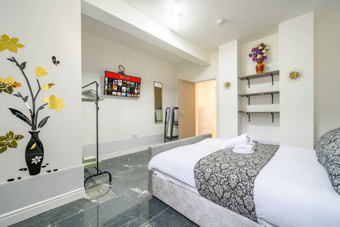 *75ACR* Setup for your relaxed & amazing stay in Cemetery Road - Property image 8 - VivreStays
