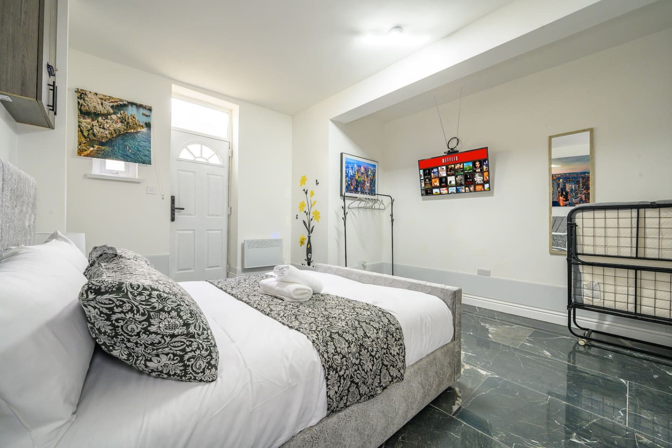 *75ACR* Setup for your relaxed & amazing stay in Cemetery Road - Property image 7 - VivreStays