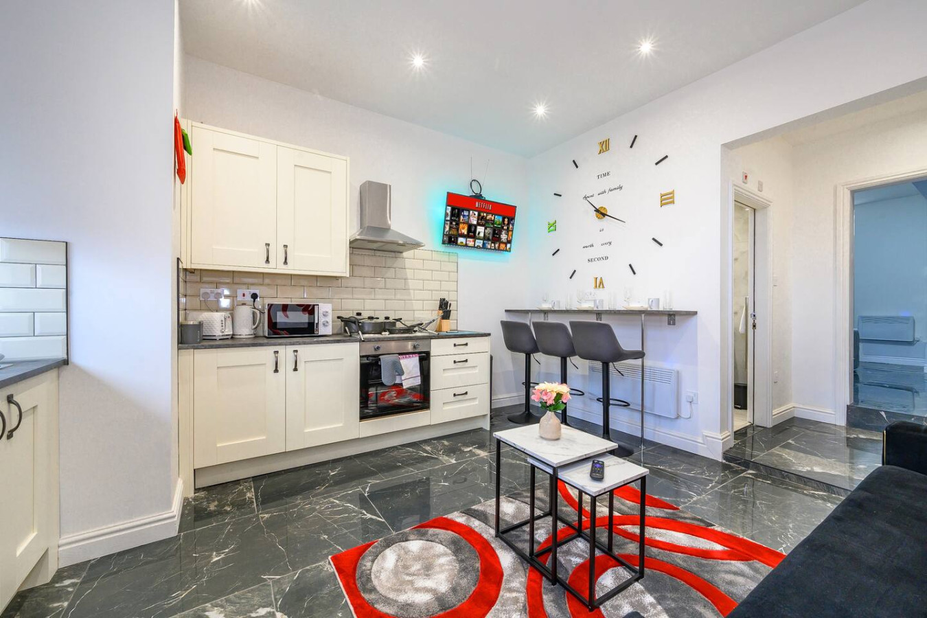 *75ACR* Setup for your relaxed & amazing stay in Cemetery Road - Property image 3 - VivreStays