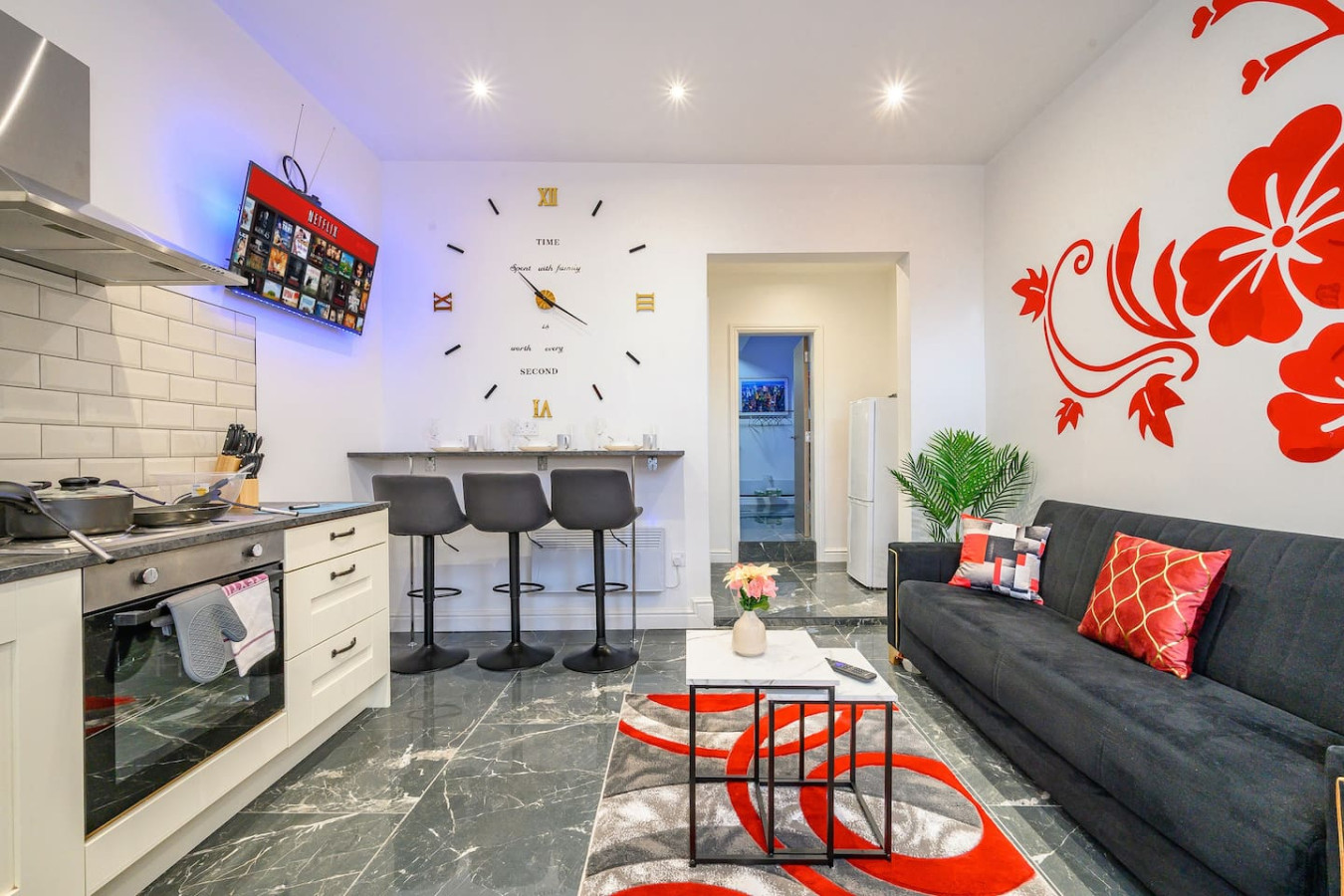 *75ACR* Setup for your relaxed & amazing stay in Cemetery Road - Property image 10 - VivreStays