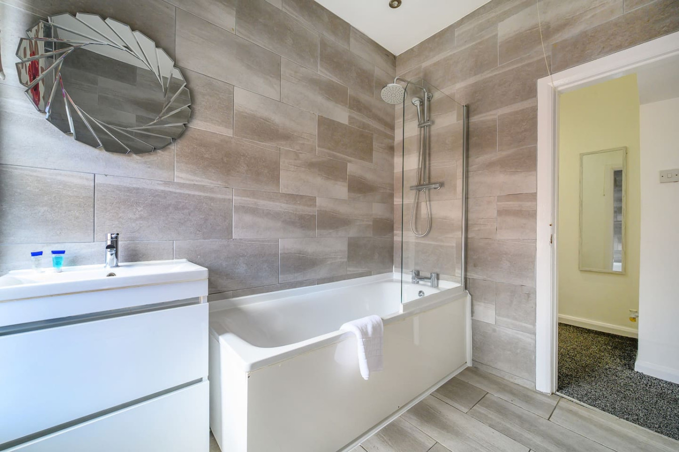 *A23S* for your most relaxed & Cosy stay + Parking in Arley Street - Property image 15 - VivreStays