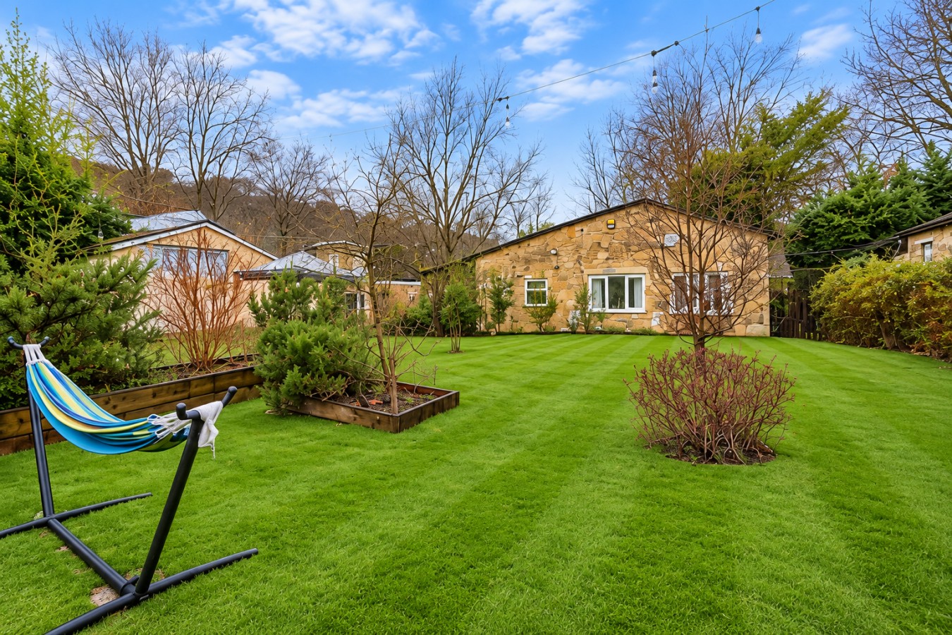 Spacious Standalone Home in West Yorkshireconti in 3 Scott Hall Drive - Property image 17 - VivreStays