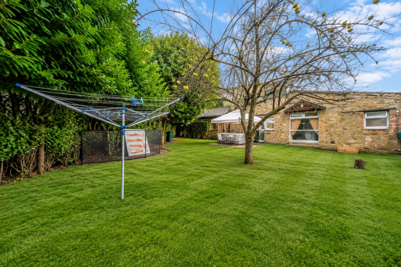 Spacious Standalone Home in West Yorkshireconti in 3 Scott Hall Drive - Property image 15 - VivreStays