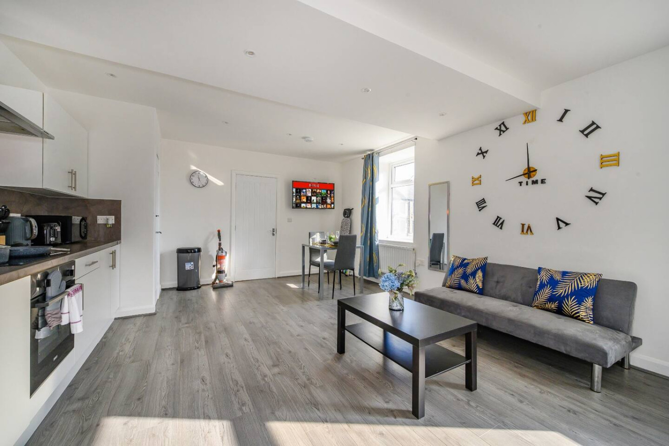 11HR tranquil studio stay in 13 Harrogate Rd, Bradford BD2 3DT, UK - Property image 12 - VivreStays