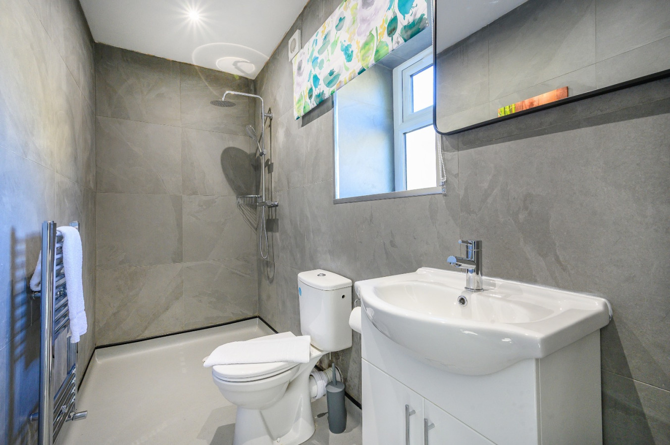 11HR tranquil studio stay in 13 Harrogate Rd, Bradford BD2 3DT, UK - Property image 24 - VivreStays