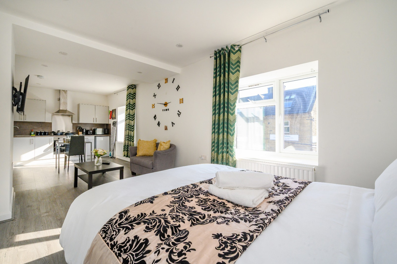 11HR tranquil studio stay in 13 Harrogate Rd, Bradford BD2 3DT, UK - Property image 8 - VivreStays
