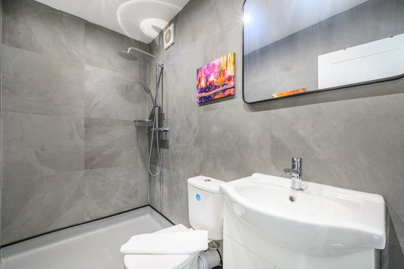 11HR tranquil studio stay in 13 Harrogate Rd, Bradford BD2 3DT, UK - Property image 4 - VivreStays