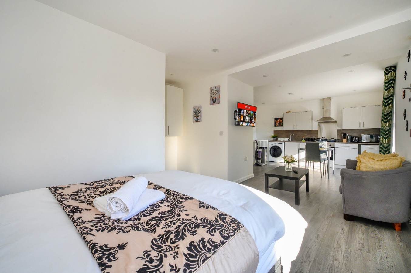 11HR tranquil studio stay in 13 Harrogate Rd, Bradford BD2 3DT, UK - Property image 20 - VivreStays