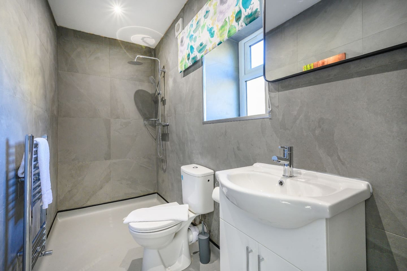 Captivating & luxurious Stay in 11 Harrogate Road - Property image 4 - VivreStays