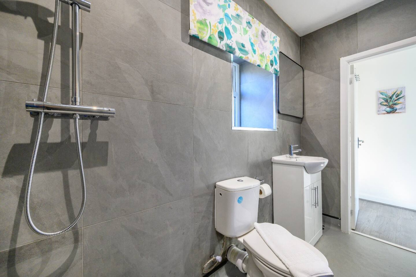 Captivating & luxurious Stay in 11 Harrogate Road - Property image 20 - VivreStays