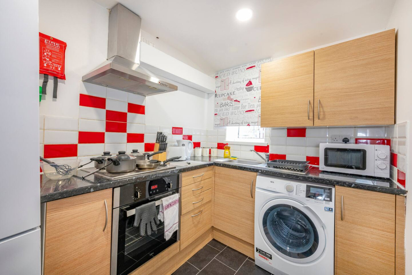 Innovative & Calming Retreat in 165 Cross Flatts Grove, Beeston, Leeds LS11 7BR, UK - Property image 2 - VivreStays