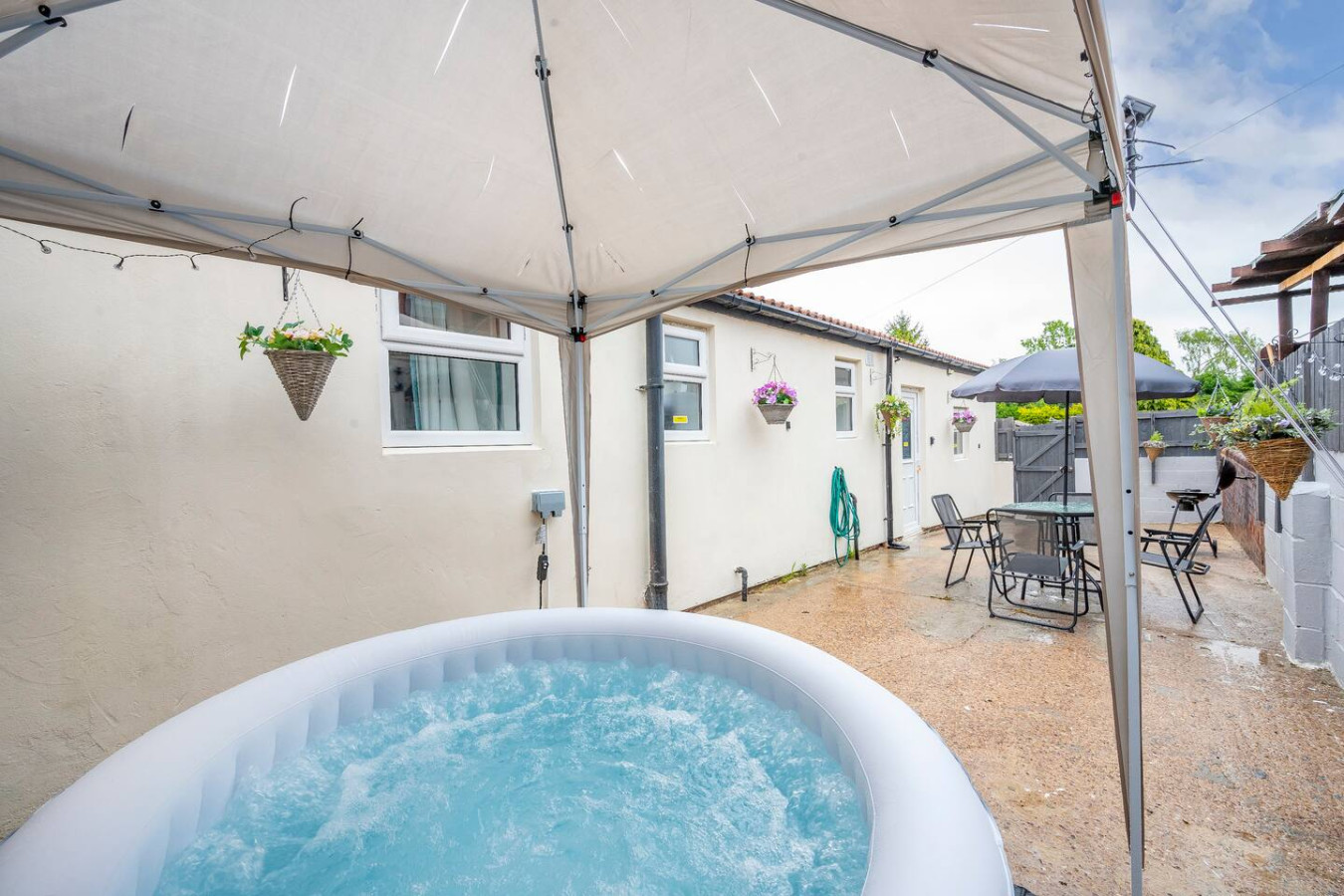 Innovative & Calming Retreat in 165 Cross Flatts Grove, Beeston, Leeds LS11 7BR, UK - Property image 4 - VivreStays