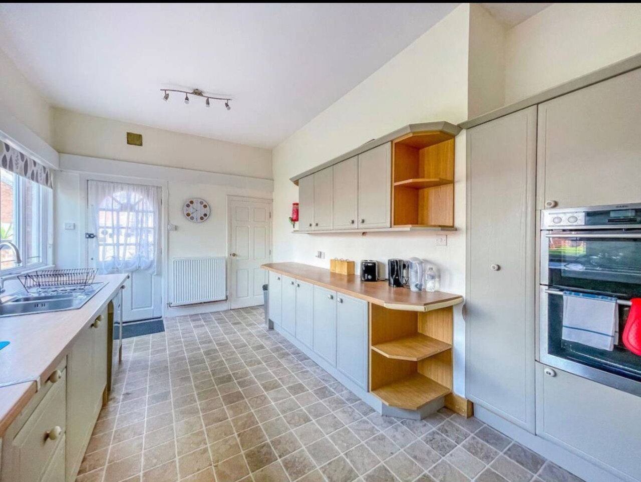 H9BC Stunning Stay in 13 Bentcliffe Lane - Property image 15 - VivreStays