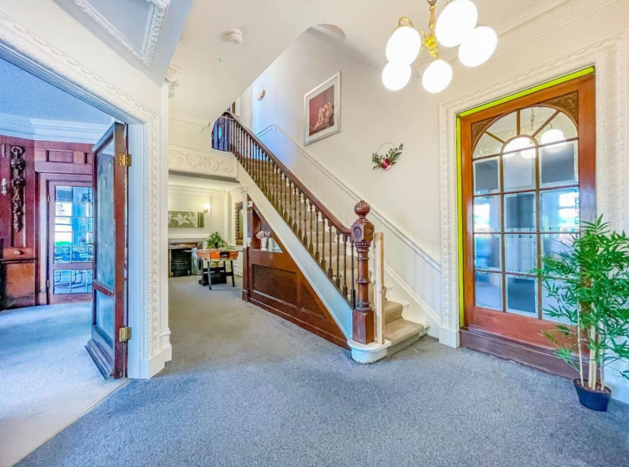 H9BC Stunning Stay in 13 Bentcliffe Lane - Property image 18 - VivreStays