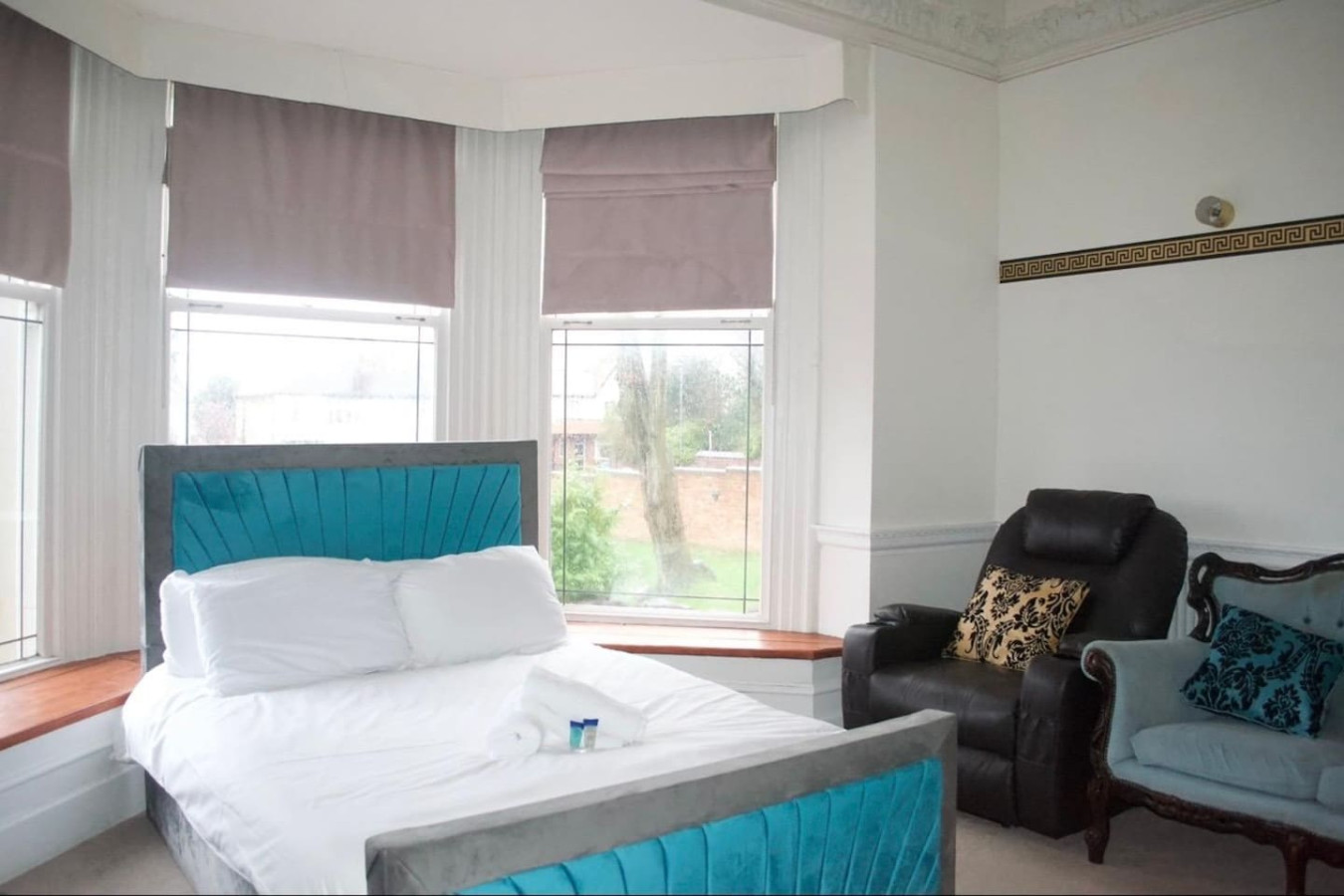 H9BC Stunning Stay in 13 Bentcliffe Lane - Property image 8 - VivreStays