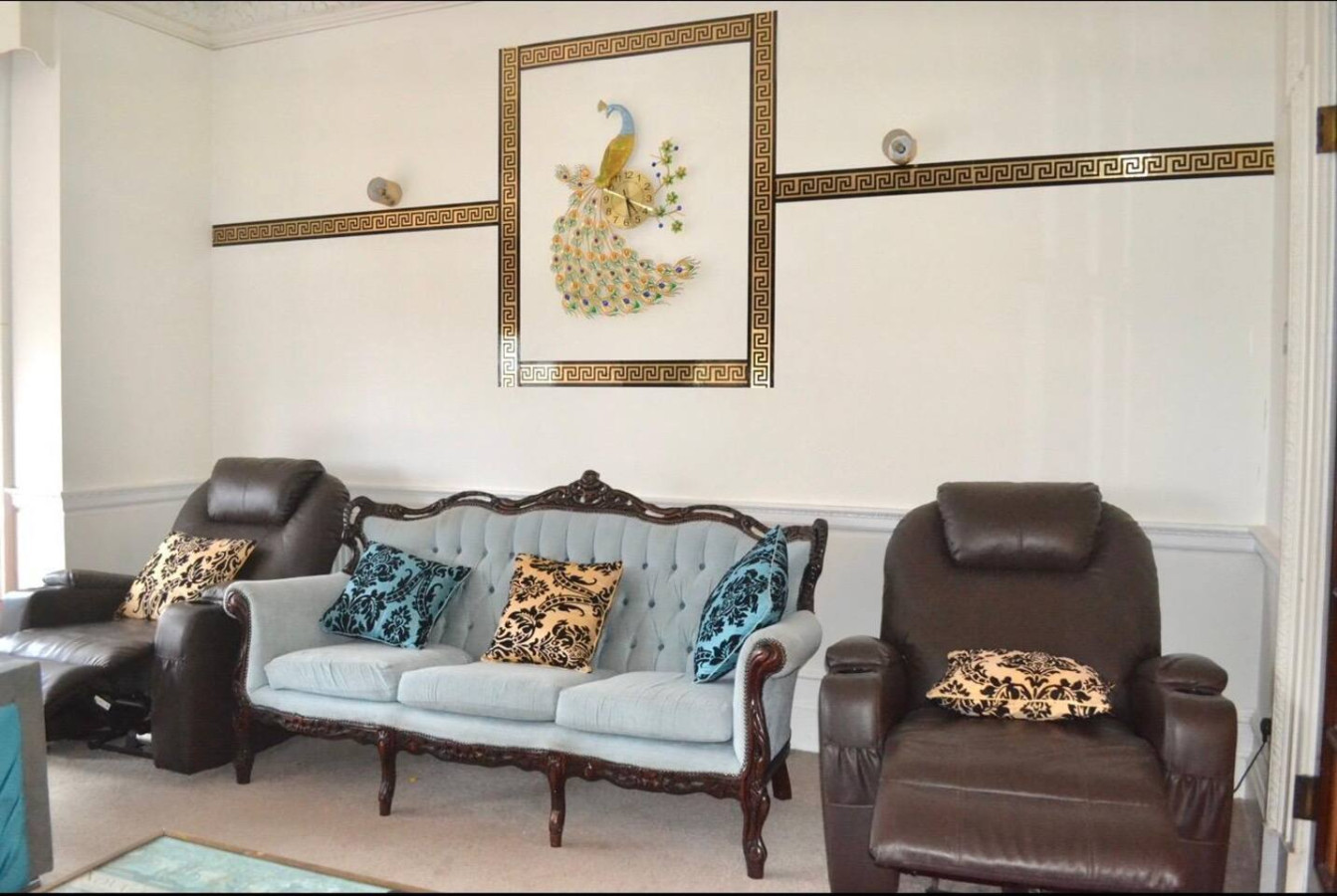 H9BC Stunning Stay in 13 Bentcliffe Lane - Property image 13 - VivreStays