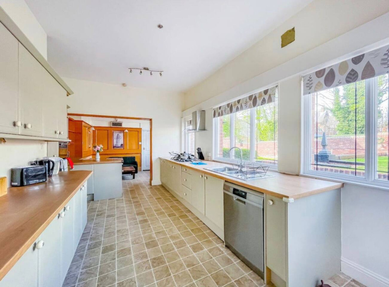 H9BC Stunning Stay in 13 Bentcliffe Lane - Property image 3 - VivreStays