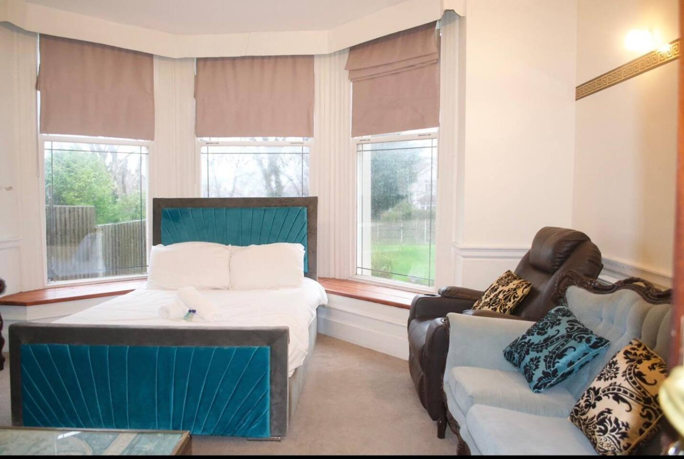 H9BC Stunning Stay in 13 Bentcliffe Lane - Property image 7 - VivreStays