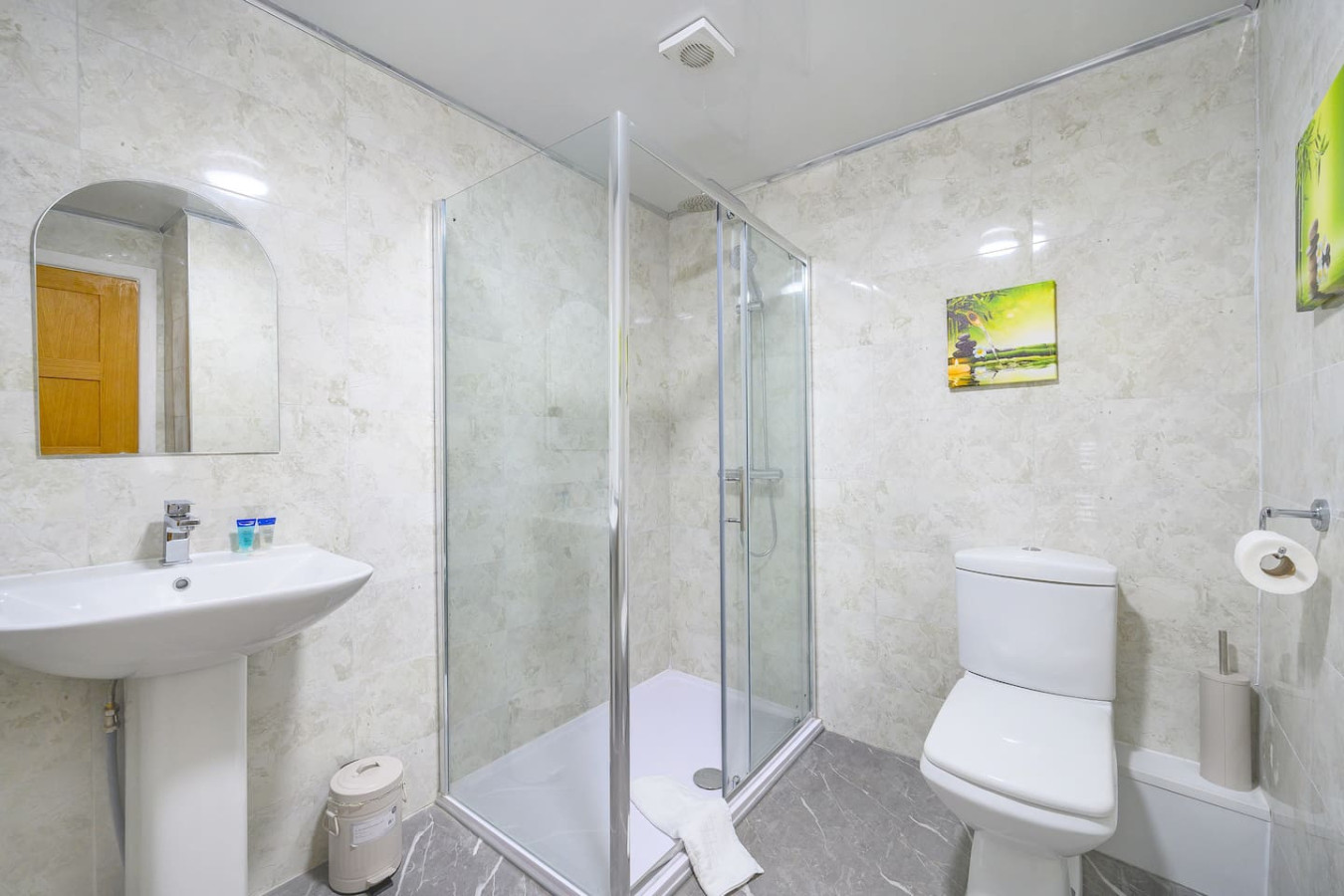 Comfortable and Grand Stay in City Centre in 17 Northgate - Property image 33 - VivreStays