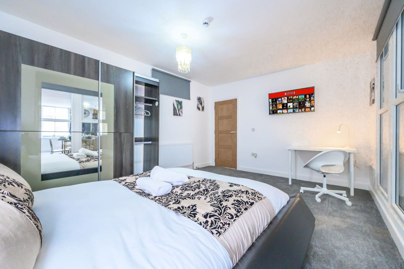 Comfortable and Grand Stay in City Centre serviced apartment - UK - VivreStays