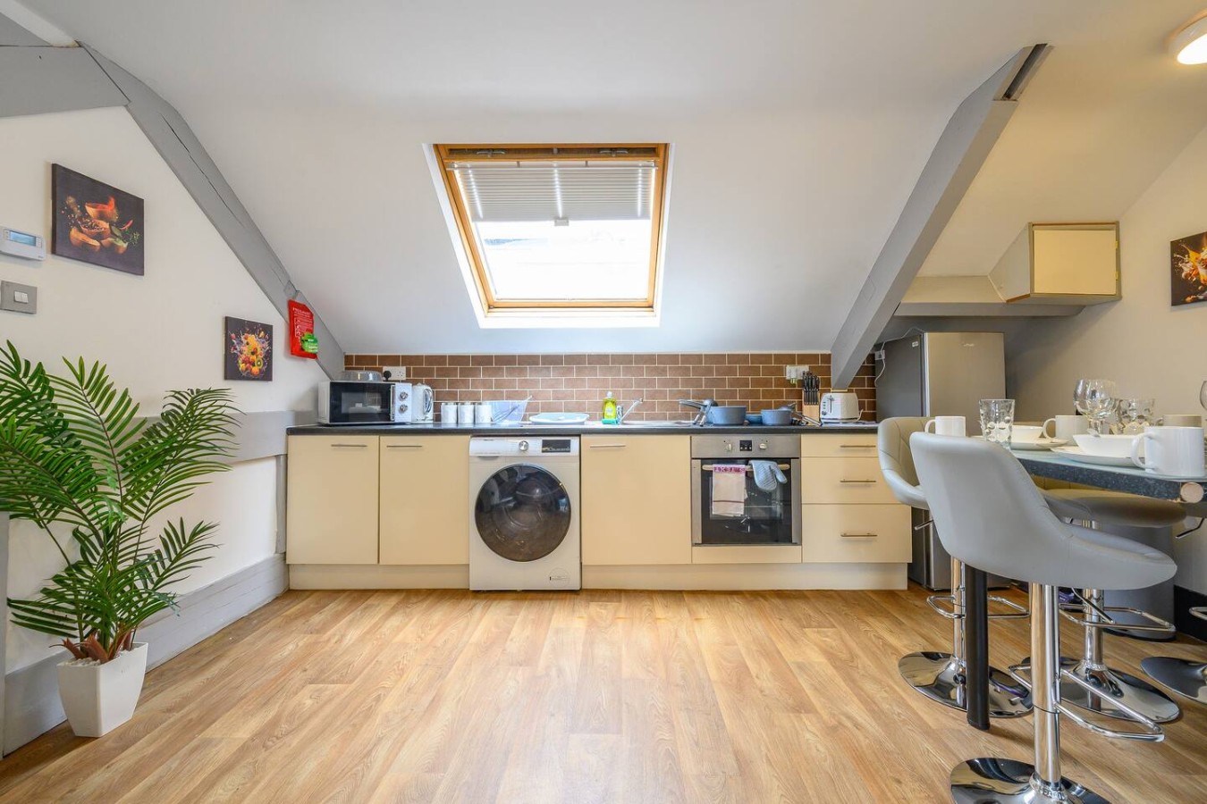 F7GH soothing stay near city centre in Green Hill House, 1 Green Hill Road - Property image 3 - VivreStays
