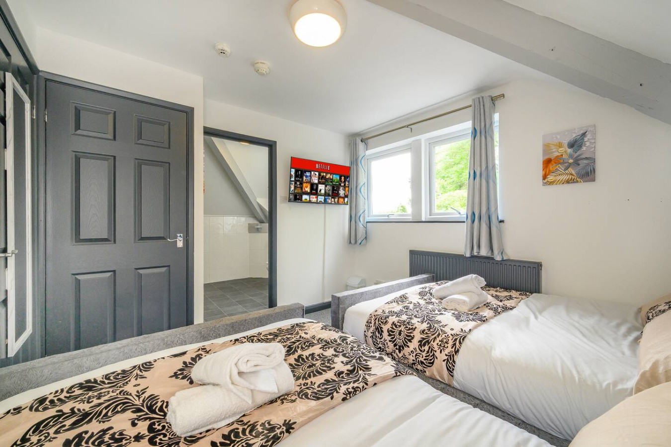 F7GH soothing stay near city centre in Green Hill House, 1 Green Hill Road - Property image 10 - VivreStays