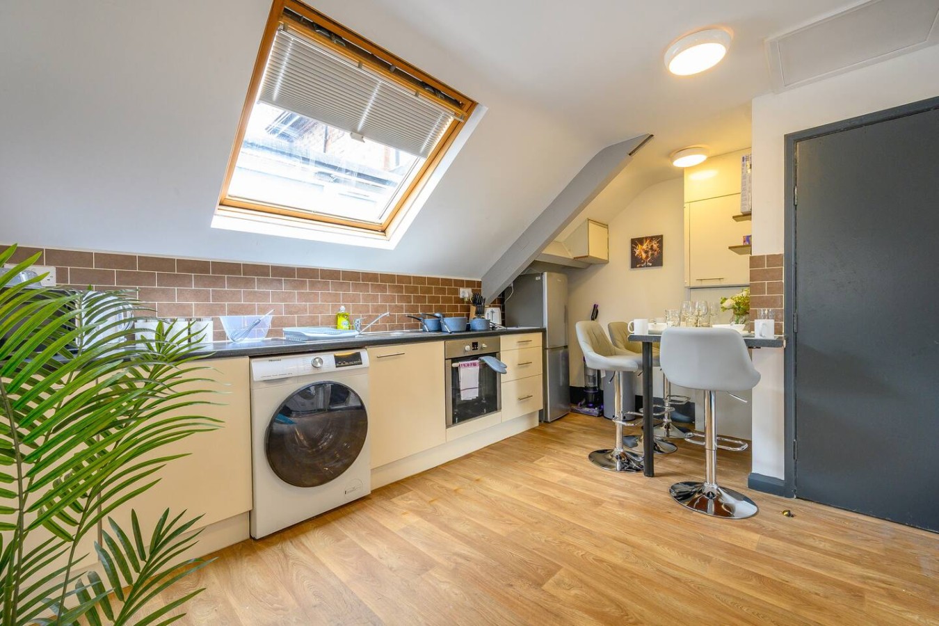 F7GH soothing stay near city centre in Green Hill House, 1 Green Hill Road - Property image 18 - VivreStays